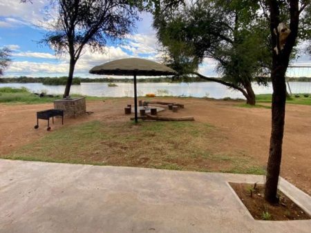 camp 1 lake view 1 768x576